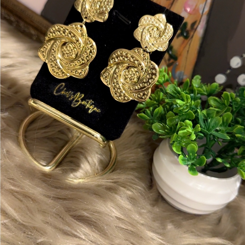 CC Boutique Elegant Gold Swirl Earrings